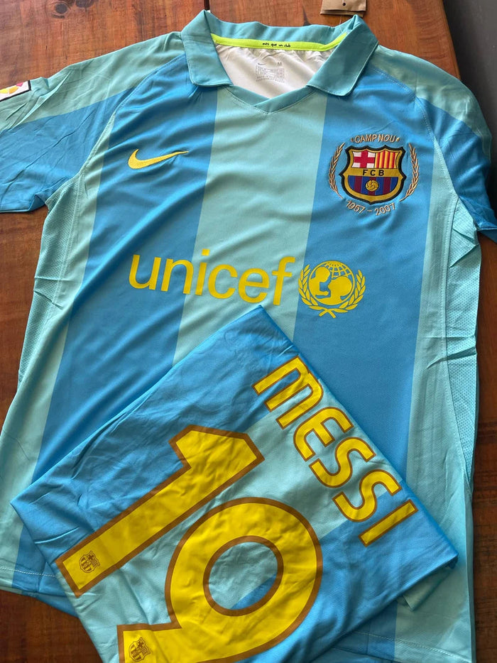 Camisa Barcelona listrada azul - messi- versão Retrô Raccoonstore